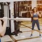 mulher de top fitness na academia