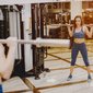 mulher de top fitness na academia mulher de top fitness na academia