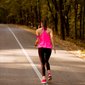 mulher caminhando para obter os beneficios da caminhada mulher caminhando para obter os beneficios da caminhada