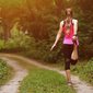mulher se alongando para caminhar ou correr mulher se alongando para caminhar ou correr