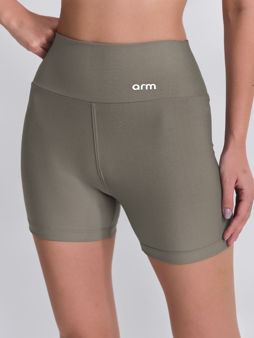 Conjunto Fitness Short PowerSlim + Top Alça Macadamia Oak Conjunto Fitness Short PowerSlim + Top Alça Macadamia Oak